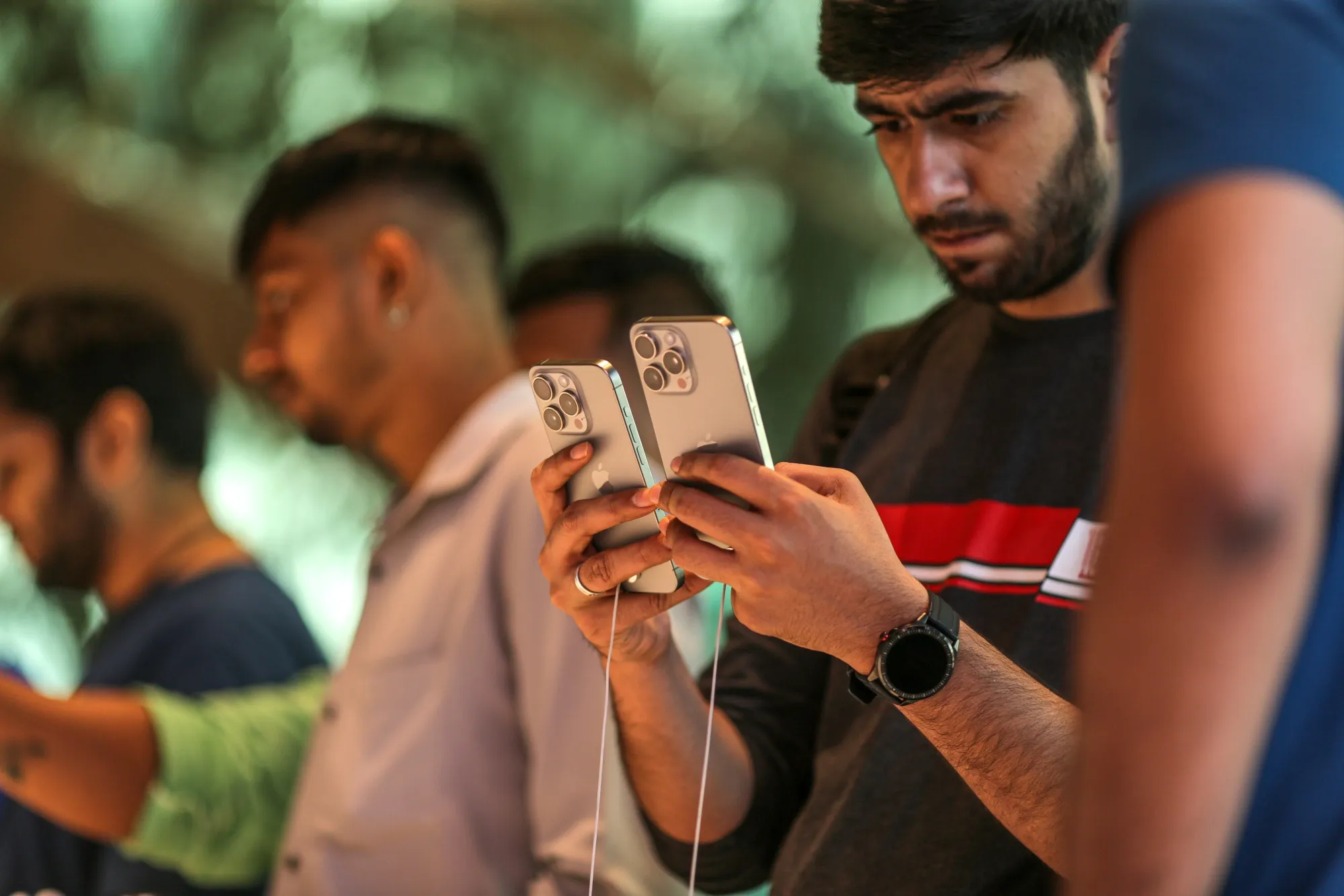 އަވައްޓެރި އިންޑިޔާގައި އުފެއްދި އައިފޯނުގެ އަގު 22 ބިލިއަން ޑޮލަރަށް އަރައިފި