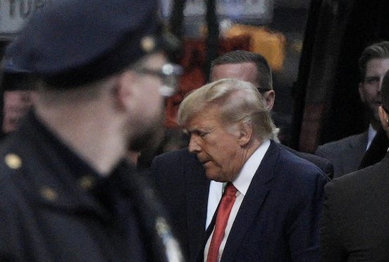 އެމެރިކާގެ ކުރީގެ ރައީސް ޓްރަމްޕް ހައްޔަރުކޮށްގެން ކޯޓަށް!