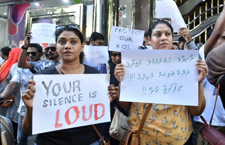 22 އަހަރުގެ އަންހެނަކަށާއި، ކުޑަކުދިންތަކަކަށް ޖިންސީ ގޯނާކުރި މައްސަލައެއްގައި މީހަކު ހައްޔަރުކޮށްފި