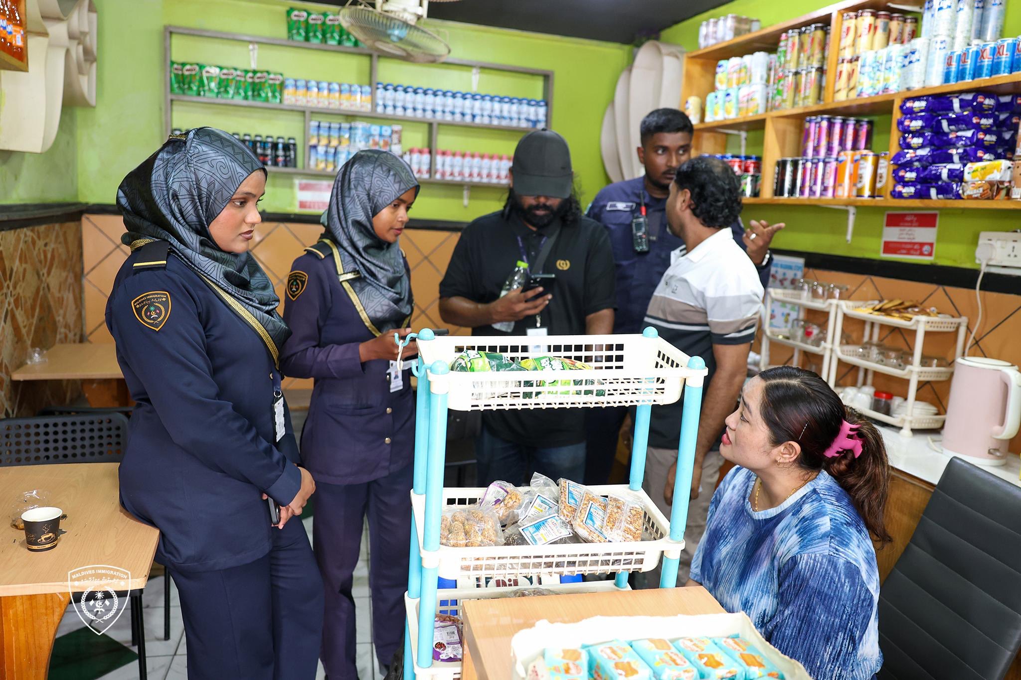 ރާއްޖޭގައި ގަވާއިދާ ހިލާފަށް އުޅެމުން ދިޔަ 10 ބިދޭސީން އިމިގްރޭޝަންގެ ބެލުމުގެ ދަށަށް ގެންގޮސްފި
