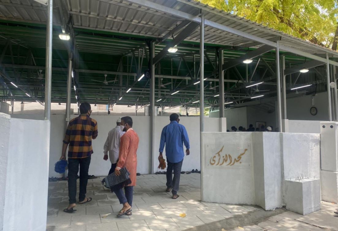 ޒިކުރާ މިސްކިތުގެ ވަގުތީ އިމާރާތް ތަޅާލައި، އެ ބިމުގައި ބޮޑު މިސްކިތެއް އަޅަނީ