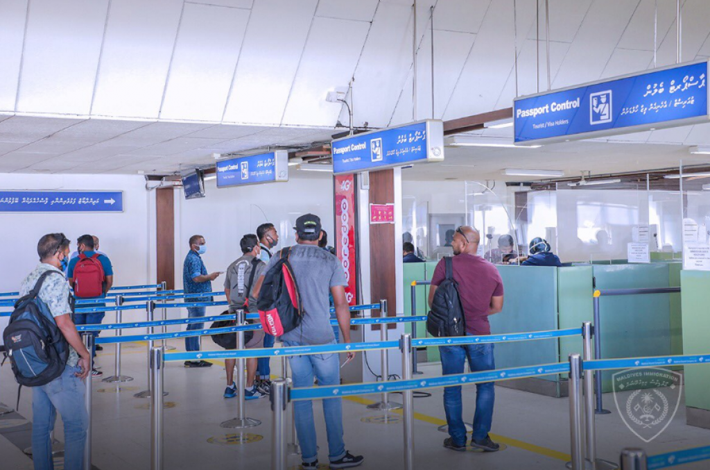 އަނެއްކާ ވެސް ފޭކް ޕާސްޕޯޓުގައި ރާއްޖެ އެތެރެވާން އުޅުނު މީހަކު ހިފަހައްޓައިފި