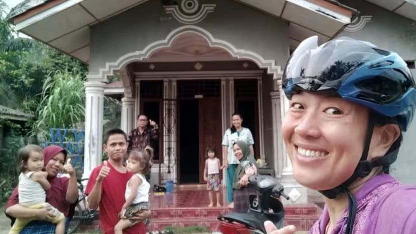 އަންހެނަކު ބައިސްކަލެއްގައި އެކަނި ސިންގަޕޫރުން އިންޑޮނޭޝިއާއަށް ދަތުރު ކޮށްފި!