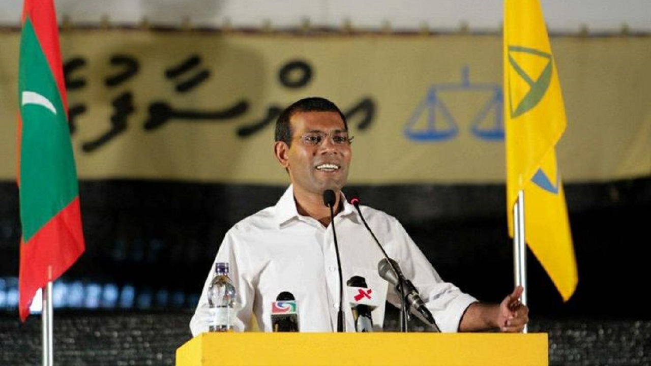 އެލެކްސް ބުނަނީ މަޅިއެއްގައި ޖެހުމުން ތެޅިގަތީމާ ޖެހޭނީ އިތުރު މަޅިއެއްގައިކަމަށް