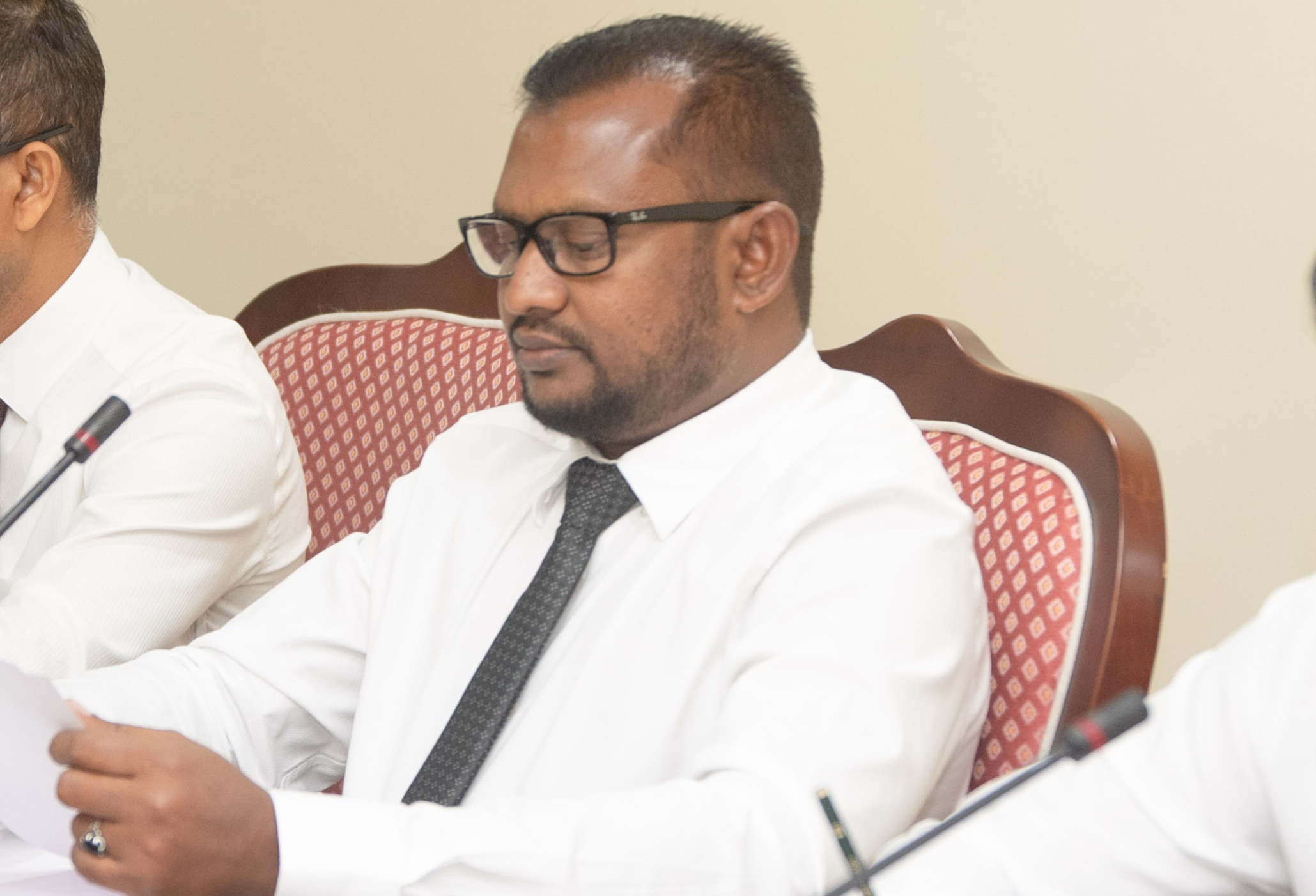 ކުރީ ސަރުކާރުން ވަނީ ކޮވިޑްގައި ލިބުނު 4 ބިލިއަން ރުފިޔާ ފެންފޮދަކާ ނުލާ ދިރުވާލާފައި: މެންބަރު އާޒިމް