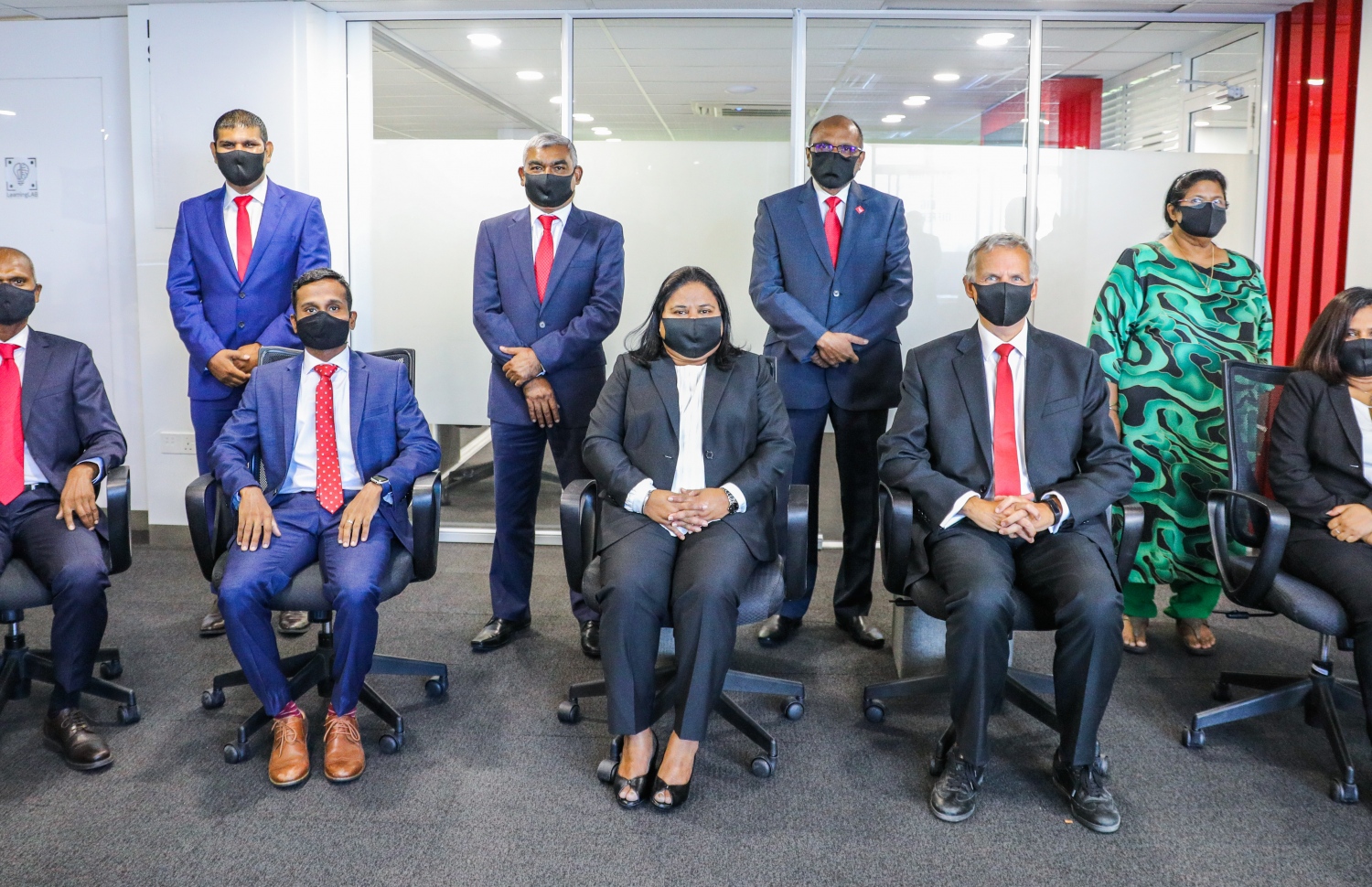 އާއްމު ރައްޔިތުންނަށް 250 ޑޮލަރު؛ ބީއެމްއެލްގެ ވެރިންނަށް 33 މިލިއަނަށްވުރެ ގިނަ ރުފިޔާ