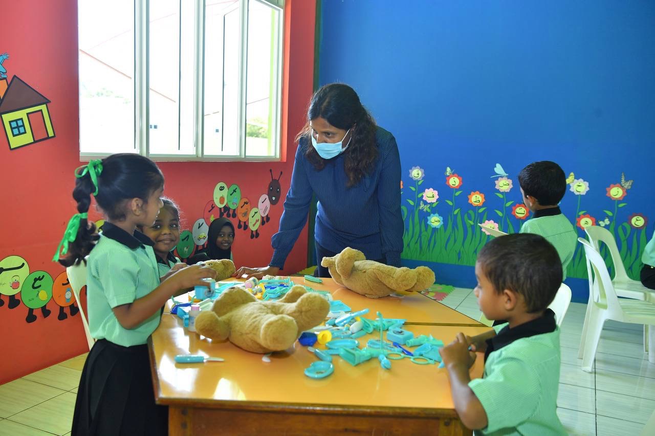 ރައީސްގެ އަނބިކަނބަލުން ފޯކައިދޫ ސްކޫލްގެ ދަރިވަރުންނާ އަދި ޓީޗަރުންނާ ބައްދަލުކުރައްވައިފި