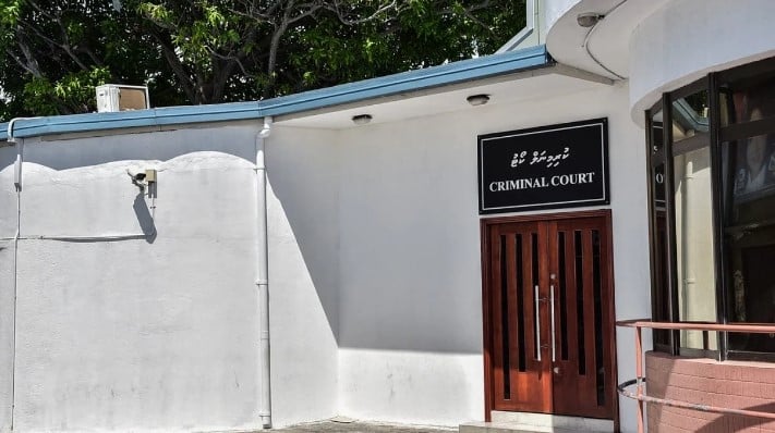 މީހަކު ހިފަހައްޓައި އަނިޔާކުރި ފަސް ބިދޭސީއަކު 15 ދުވަހަށް ބަންދުކޮށްފި