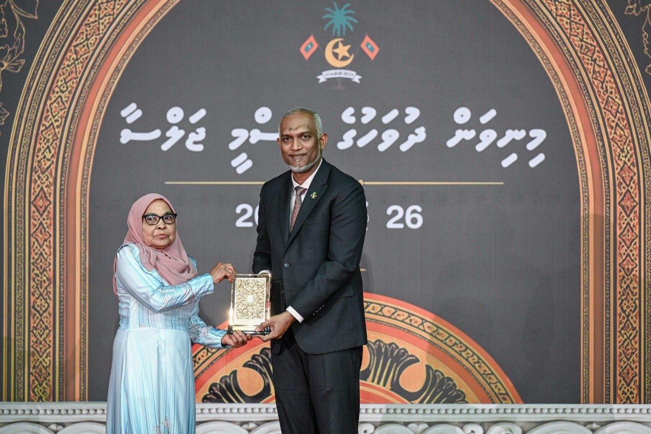 ދައުލަތަށް ދިގު މުއްދަތަކަށް ޚިދުމަތް ކުރެއްވި 66 ބޭފުޅަކަށް ރައީސުލްޖުމްހޫރިއްޔާ ޝަރަފުގެ ބެޖާއި އައްޑަނަ އަރުވައިފި