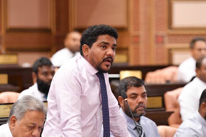 ބޭރުގެ ޓޫރިޒަމް ވިޔަފާރިތަކުން އިތުރު ޓެކްސް ނެގުމުގެ ކުރިން ފުޅާ ދާއިރާއެއްގައި މަޝްވަރާކުރަން ޖެހޭ: މައުރޫފް
