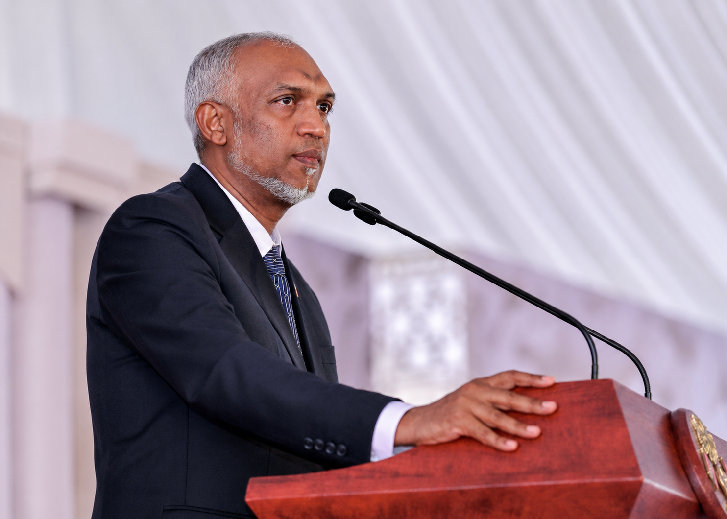 ގައުމީ ދުވަހުގެ ޖަލްސާގައި ރައީސް ޑރ. މުހައްމަދު މުއިއްޒު، ހިތްވަރު ދިނުމުގެ އެވާޑު އަރުވަނީ، ފޮޓޯ: ރައީސް އޮފީސް
