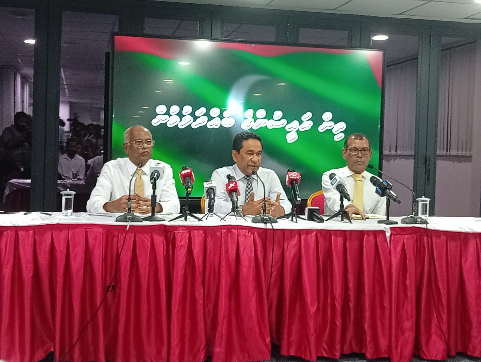 ރާއްޖޭގެ ހާލަތާ މެދު ކަންބޮޑުވުން ފާޅުކޮށް، ކުރީގެ ރައީސުން ބައިނަލްއަޤުވާމީ މުޖުތަމައުގެ އެހީއަށް އެދިވަޑައިގެންފި