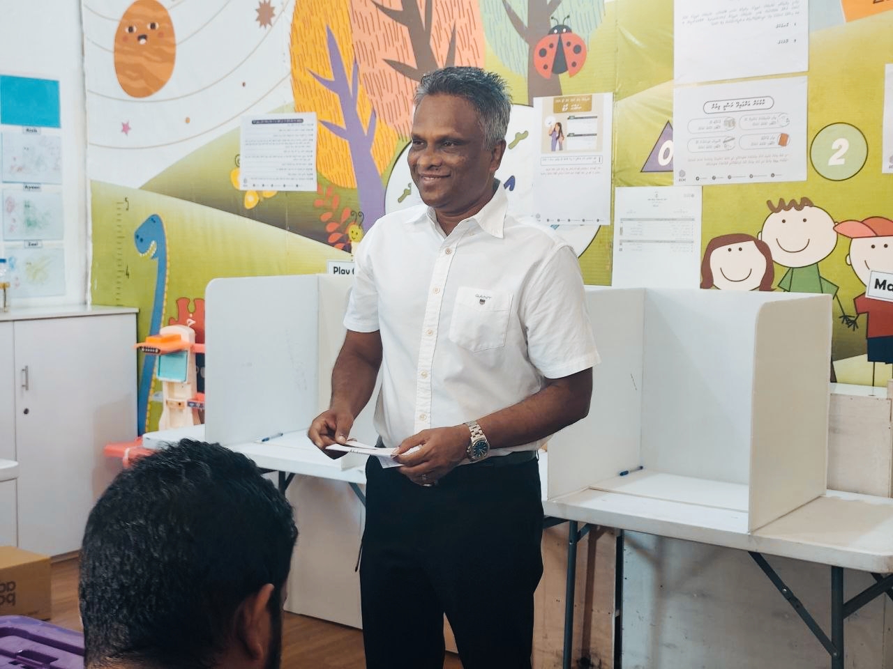 އެމްޑީޕީގެ ކެންޑިޑޭޓް މެޔަރ އާދަމް އާޒިމް ވޯޓު ލައްވައިފި