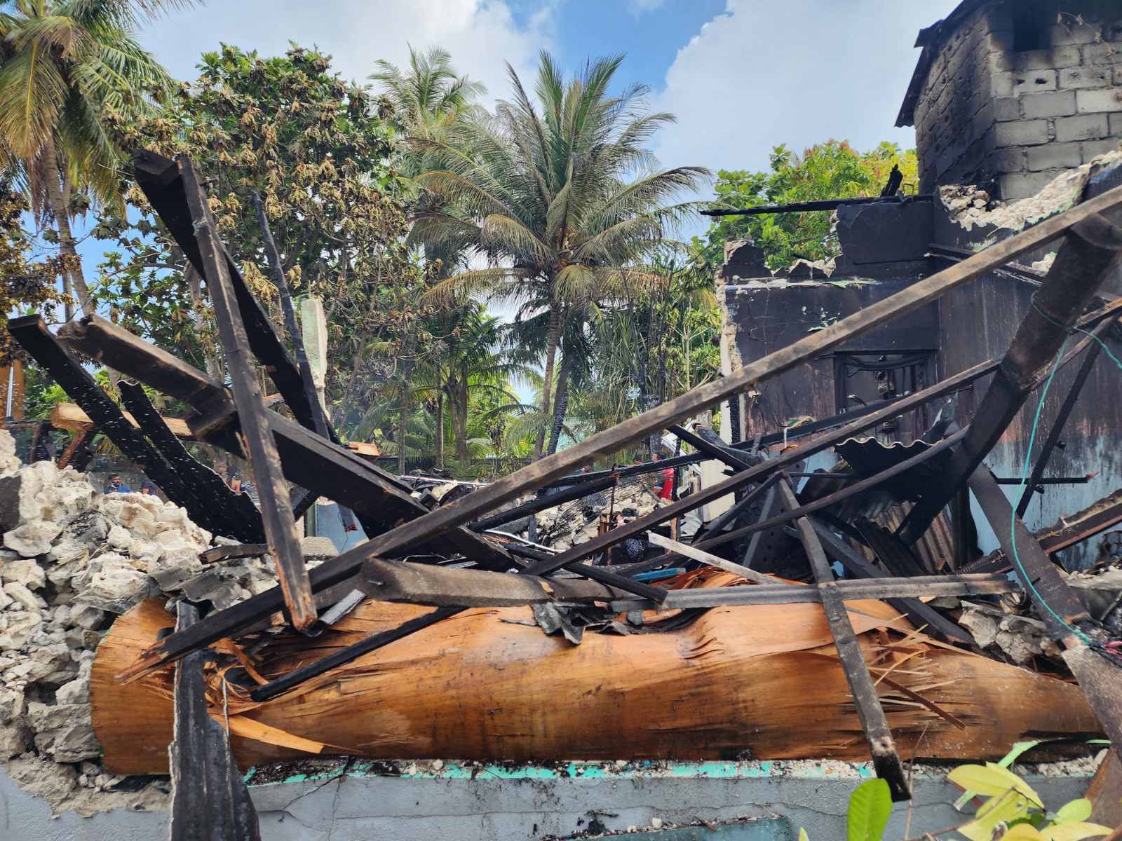 އަލިފުށި އައިރިސްގޭގައި އަލިފާން ރޯވުން؛ ގެ ބޭނުން ނުކުރެވޭ ވަރަށް އަނދައިފި