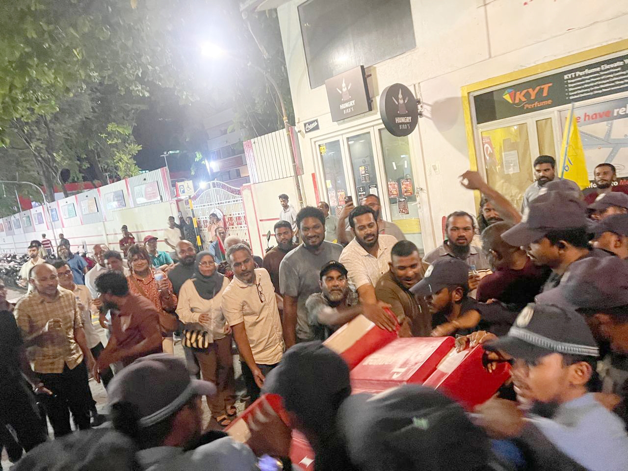 ކުރިމަތިލުންތައް ވަރުގަދަވެ، މަސްރަހު ގޯސްވަނީ: ސަރުކާރުގެ ދިފާއީ އައްޑަނަ ބަލިކަށިވެއްޖެ