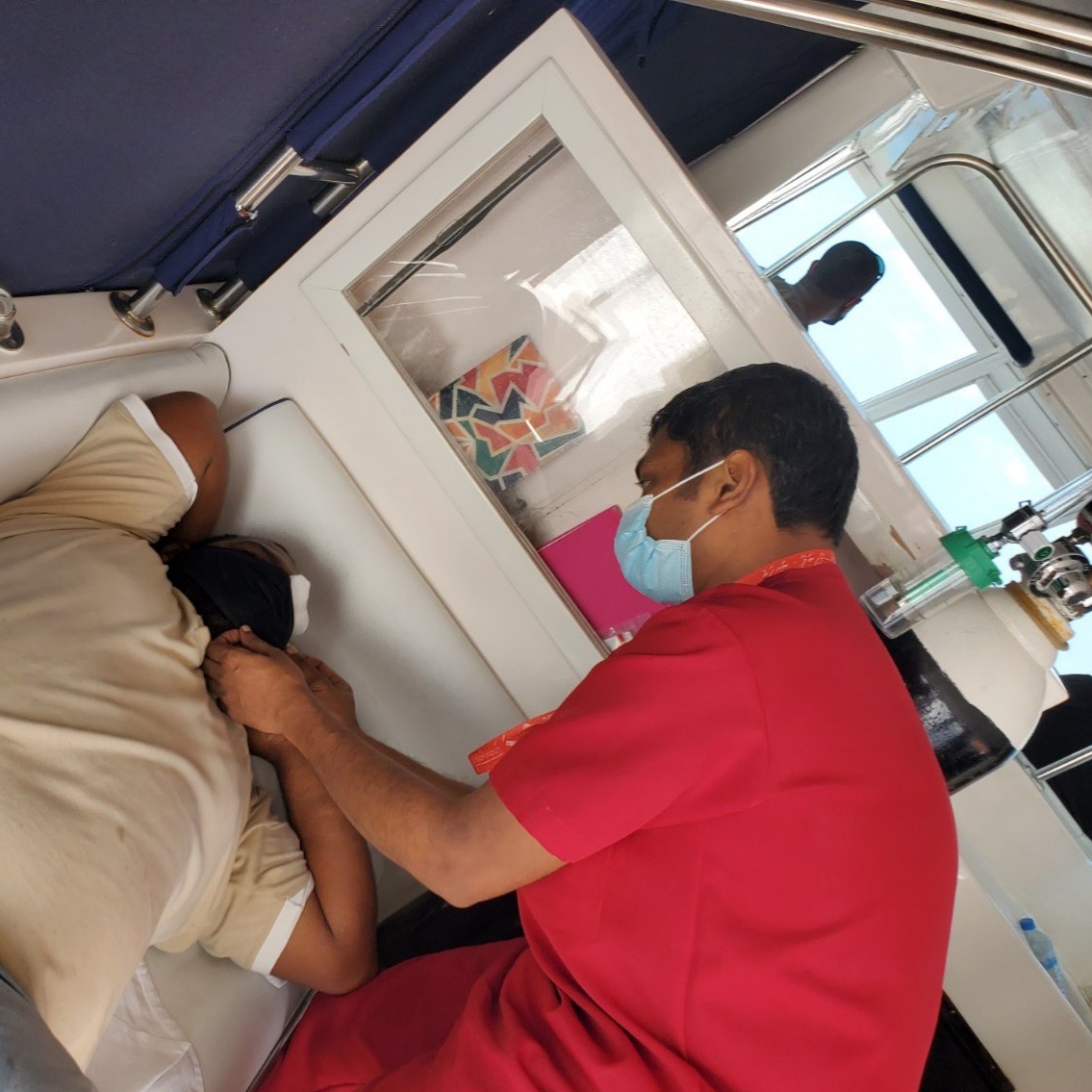 މަސްވެރިއެއްގެ ލޮލަށް ބުޅިހެރި ސިފައިން އެހީތެރިވަނީ