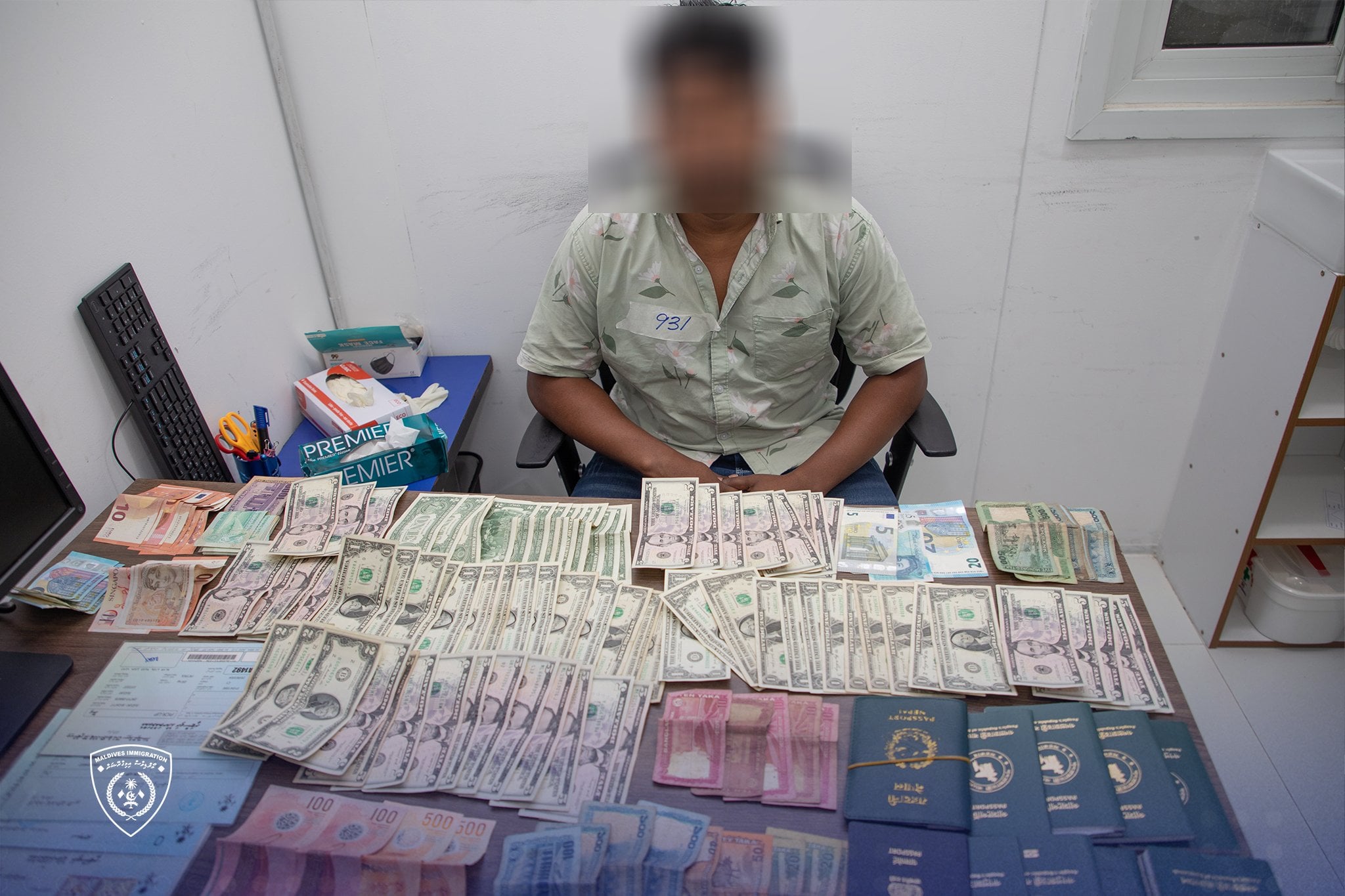 މާލޭގައި ގަވާއިދާ ހިލާފަށް ޑޮލަރު ވިޔަފާރި ކުރަމުންދިޔަ ބިދޭސީއަކު ހައްޔަރުކޮށްފި