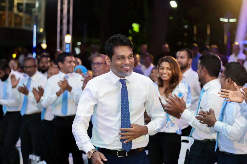 އަނގައިގަ އަތް އެޅި ވަރަކަށް އަޑު ވާނީ ގަދަ: އަމްރު