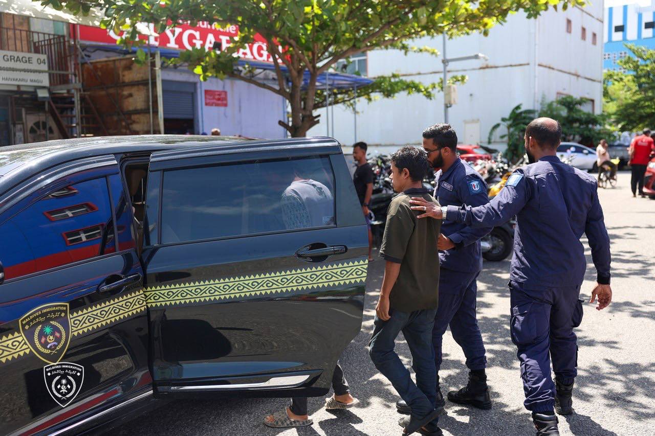 ހުޅުމާލޭގެ ގަރާޖުތަކުގައި ގަވާއިދާ ޚިލާފަށް އުޅުނު 12 ބިދޭސީއަކު އިމިގްރޭޝަންގެ ބެލުމުގެ ދަށަށް