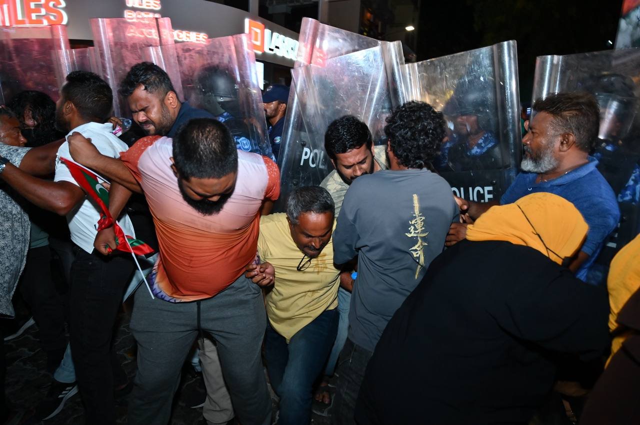 އެމްޑީޕީން "ސީދާ ހަރަކާތަށް": ގައުމީ މަސްރަހު ހަލަބޮލިވެ، ރީދޫ ލަޝްކަރު މަގުމައްޗަށް ނުކުންނަން ތައްޔާރުވަނީ