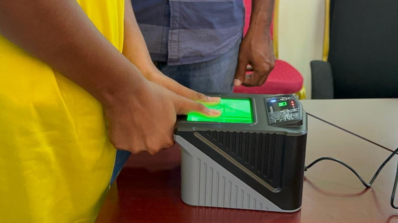 ރޯދަމަހުގެ ފަހުދިހައިގެ ހަތަރު ދުވަހެއްގައި އައިޑީކާޑު ދޫކުރުމުގެ ހިދުމަތް ދޭން ނިންމައިފި