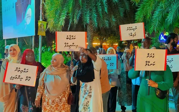 ޕީއެންއެފްގެ މުޒާހަރާގެ ބައިވެރިން ރައީސް އޮފީހުން އެލް ސޯފާ ނެރުމަށް ގޮވާލައިފި