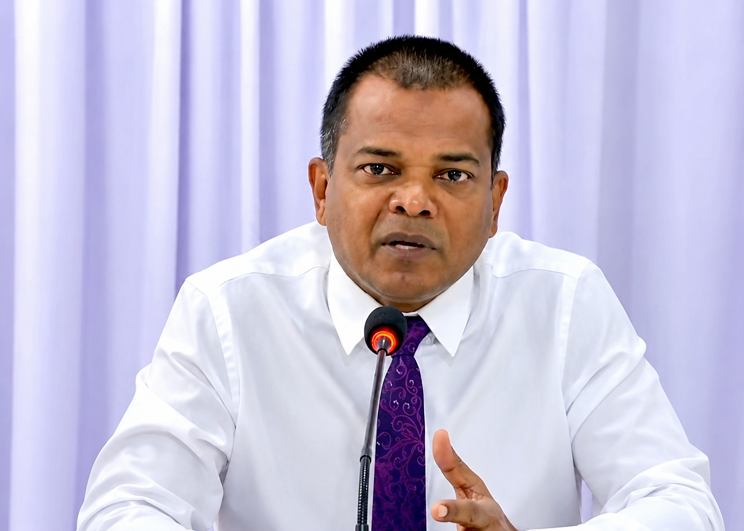 ސަރުކާރުގެ ސިޔާސަތުތަކުގެ ސަބަބުން އައްޑޫގެ އިންވެސްޓަރުން ތިބީ ބިރުވެރިކަމެއްގެ ތެރޭގައި: މޭޔަރު ނިޒާރު