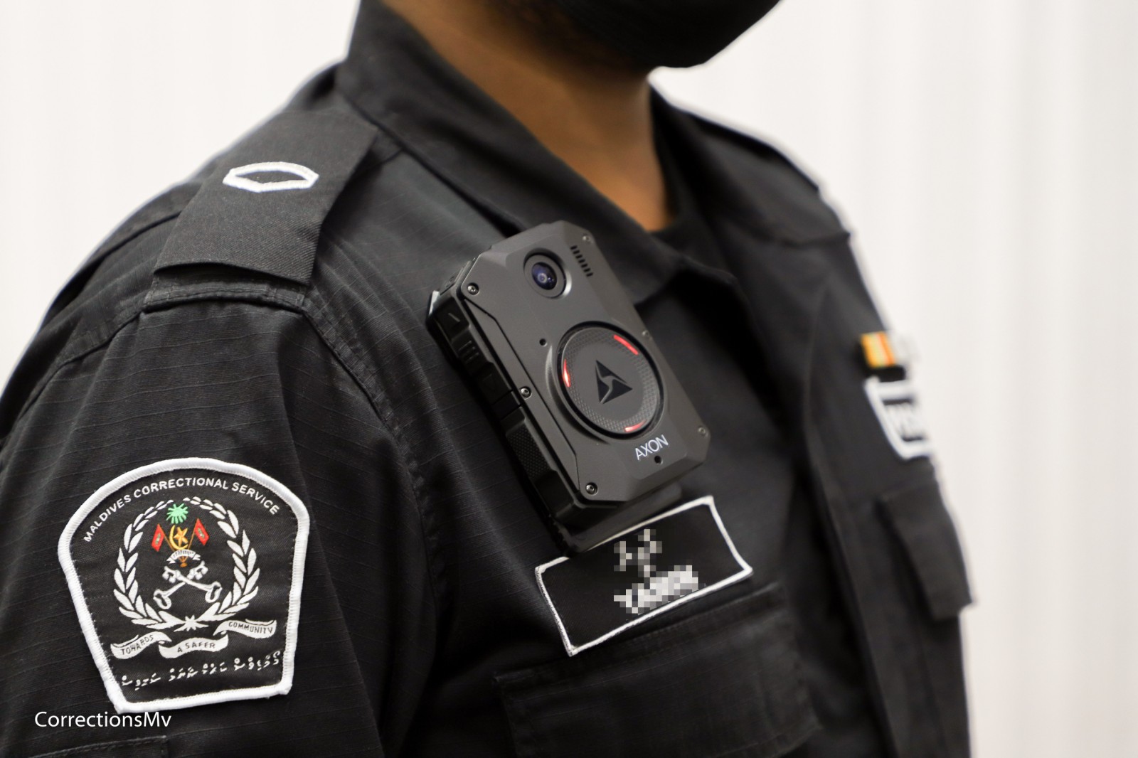 ޕްރިޒަން އޮފިސަރުންވެސް ބޮޑީ ވޯން ކެމެރާ ބޭނުންކުރަން ފަށަނީ