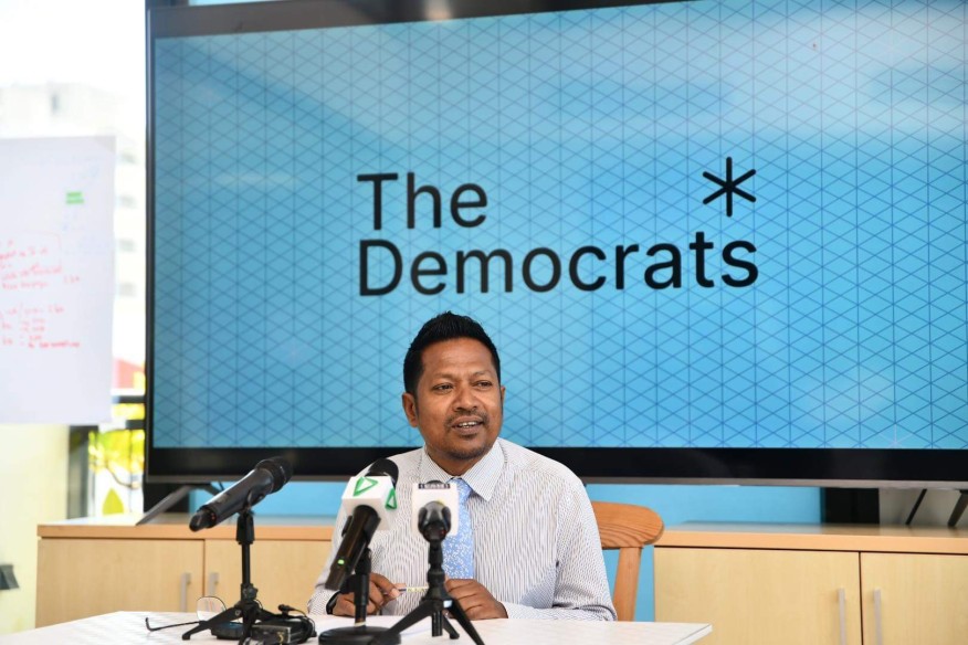 ޑިމޮކްރެޓްސްގެ ރައީސްގެ މަގާމަށް އިންތި ކުރިމަތިލައްވައިފި