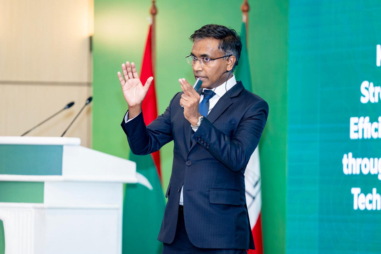 ޝަރުޢީ ދާއިރާގެ އަހަރީ ކޮންފަރެންސްގައި ޓެކްނޮލޮޖީ އާއި އޭއައި އާ ގުޅޭގޮތުން ޑރ. އުގައިލްގެ ތަޤުރީރެއް