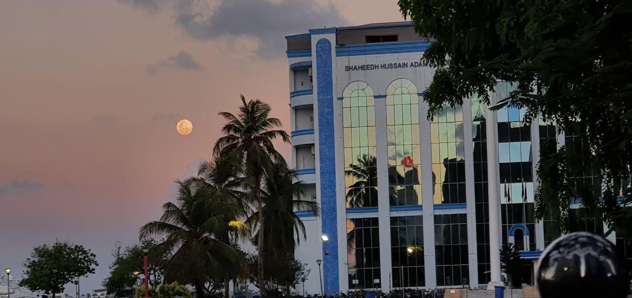 ރައީސް ސޯލިހުގެ ހަށިކޮޅުގައި ހުޅުޖެހުމަށް މީހަކު ގޮވާލި މައްސަލަ ފުލުހުން ތަހުގީގު ކުރަނީ