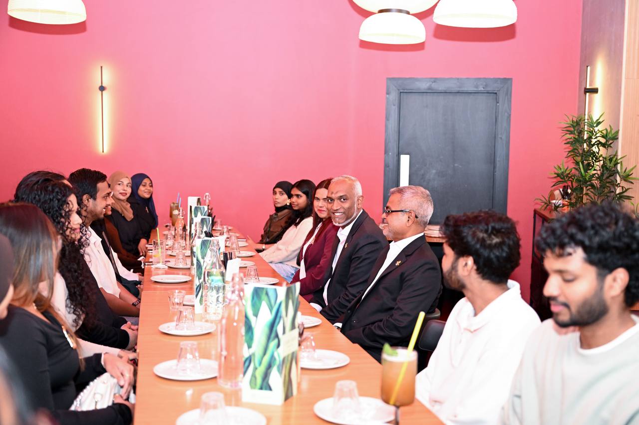 ލިވަޕޫލްގައި ތިބި ދިވެހި ދަރިވަރުންނާ ރައީސް ބައްދަލު ކުރައްވައިފި