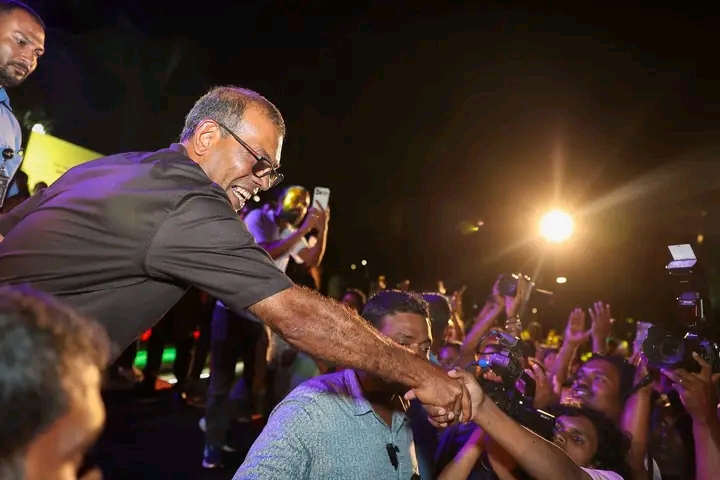 ސަރުކާރު ކުންފުނިތަކުގެ މައި އޮފީސްތައް އޮކިއުޕައި ކުރާނެ ކަމުގެ އިންޒާރު ރައީސް ނަޝީދު ދީފި