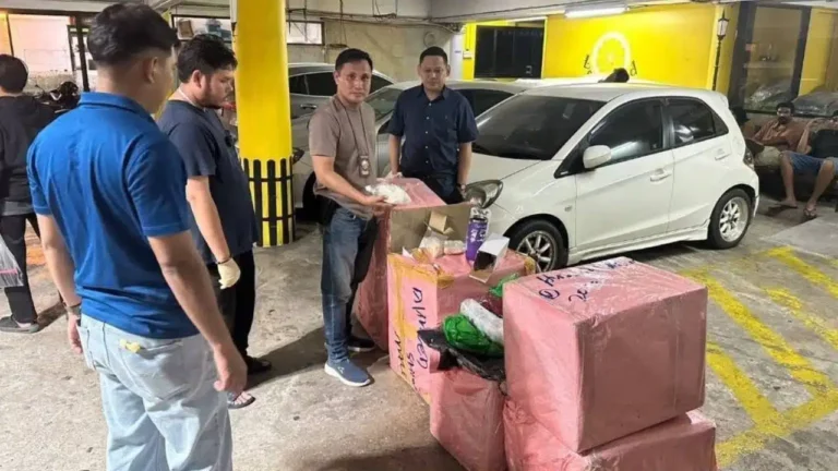 ތައިލޭންޑުގެ ވެރިރަށް ބެންކޮކުން ގިނަ އަދަދެއްގެ ކްރިސްޓަލް މެތާއި ކެނެބިހާއެކު ދެ ދިވެހިން ހައްޔަރުކުރުން