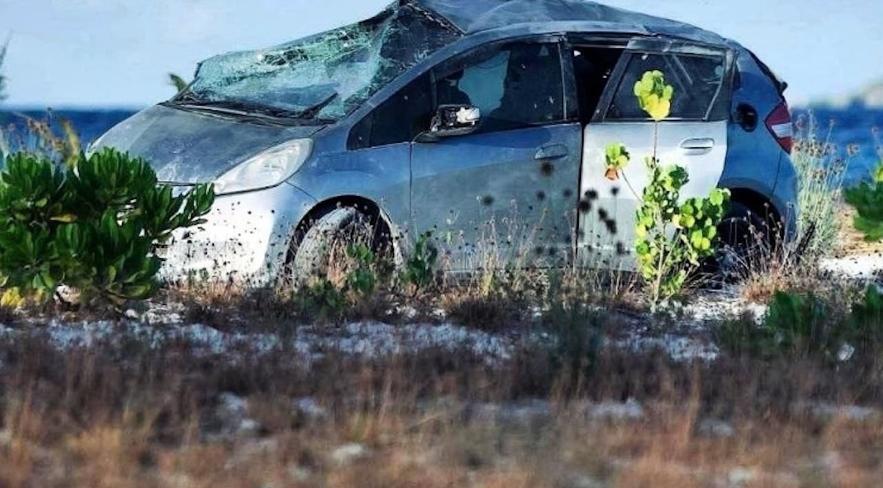 އައްޑޫގައި ބާރަށް ދުއްވި ކާރެއް ފުރޮޅާލައި، ހަތަރު މީހަކަށް އަނިޔާވެއްޖެ