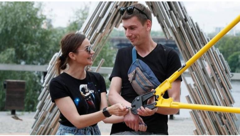 ދުވަހަކުވެސް ވަކިނުވާން ކަމަށްބުނެ އަތުގައި ބިޑި އަޅުވައި ބަނދެވިގެން އުޅުނު ދެލޯބިވެރިން ވަކިވެއްޖެ