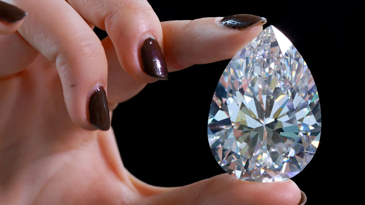 މިހާތަނަށް ނީލަމެއްގައި ވިއްކާލި އެންމެ ބޮޑު ވައިޓް ޑައިމަންޑް، 22 މިލިއަން ޑޮލަރަށް ވިއްކާލައިފި