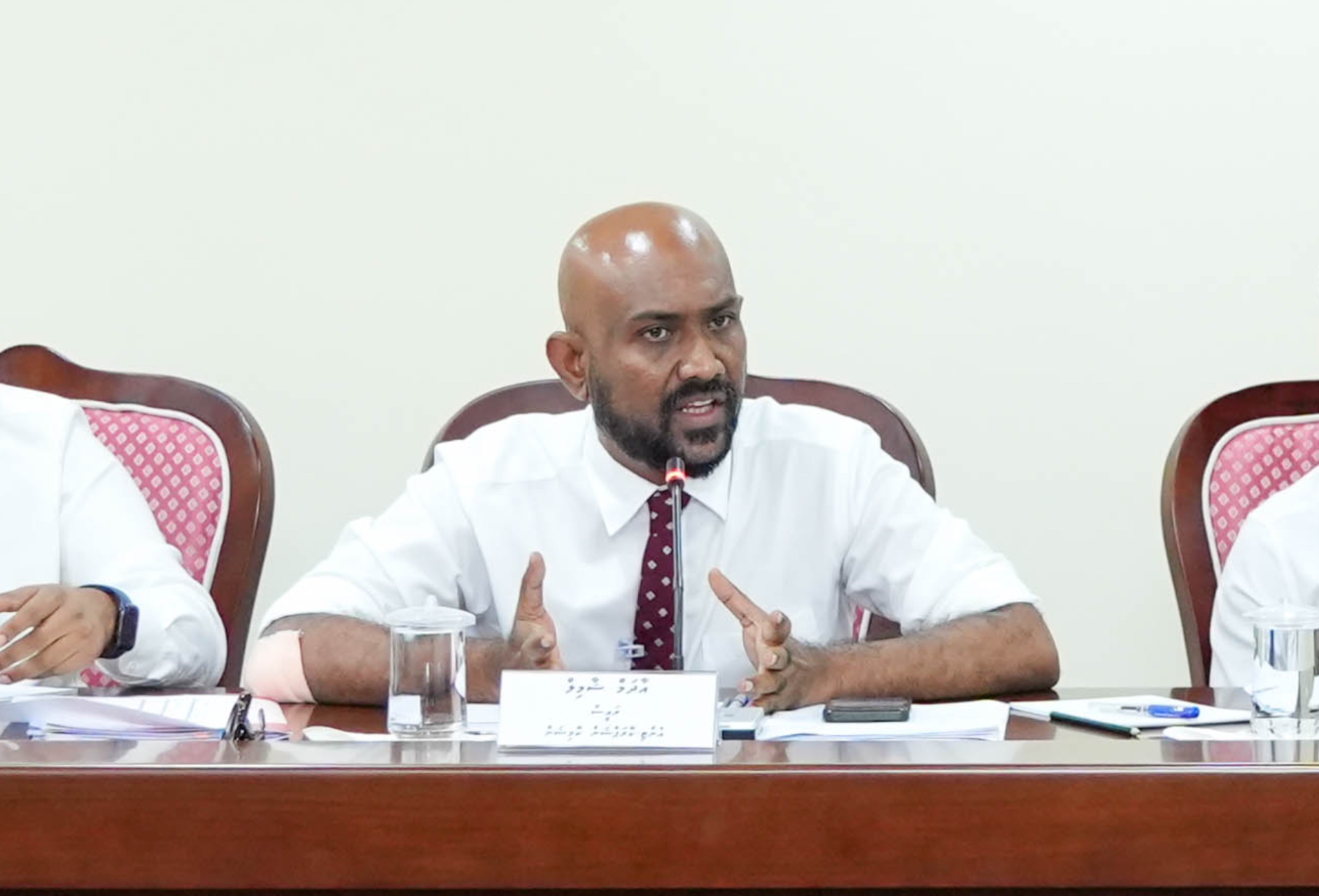 އޭސީސީގެ ރައީސްގެ ޖިނާއީ ތަހުގީގެއް ހިންގައިދިނުމަށް އެދި އަޒްމިރަލްދާ ފުލުހުންނަށް ހުށައަޅުއްވައި