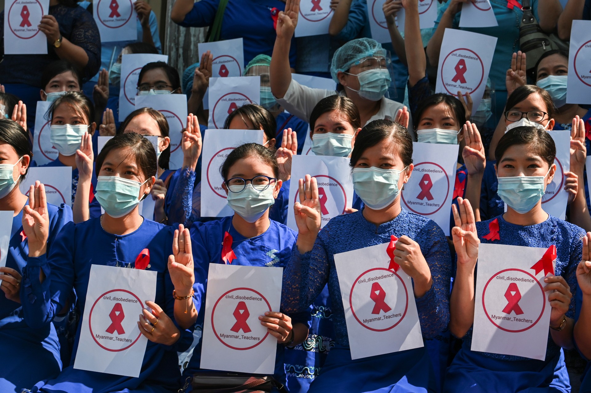 މިޔަންމާގައި ހިންގި ބަޣާވާތާ ދެކޮޅަށް ކުރާ މުޒާހަރާތަކުގައި ޓީޗަރުންނާއި ދަރިވަރުން