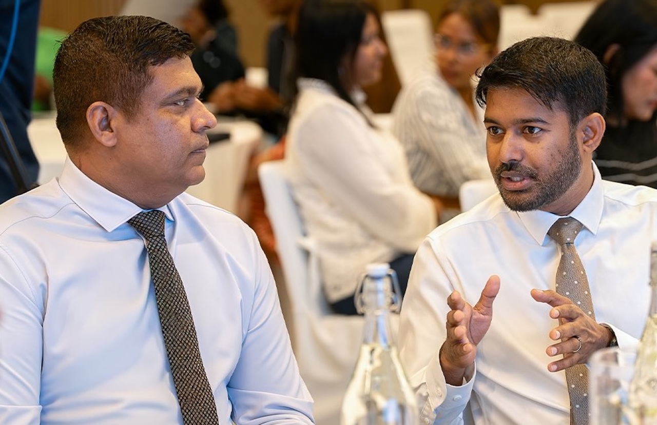 ފަތުރުވެރިކަމާ ބެހޭ ވަޒީރު (ވ) އާއި، ވިޒިޓް މޯލްޑިވްސްގެ އެމްޑީ (ކ)