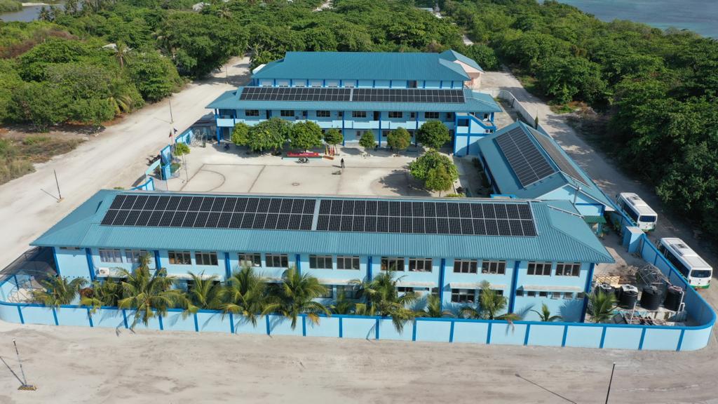 ސޯލާ ހަކަތައިން ހިންގާ 4 އަައިސް ޕްލާންޓެއް ގާއިމްކުރަނީ