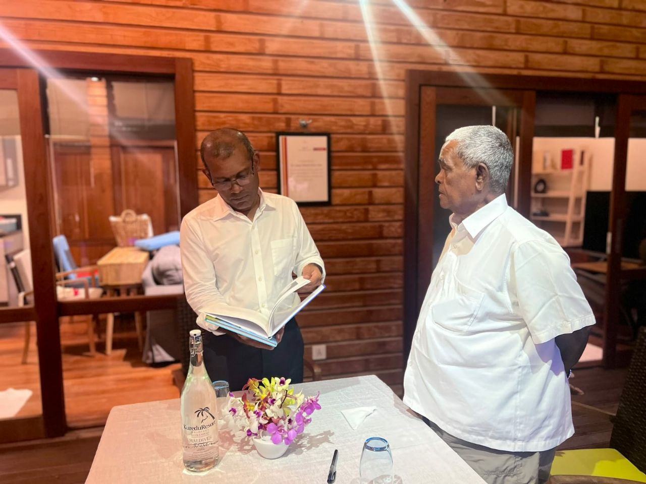 ނަޝީދު ކުރެއްދޫ ރިސޯޓްގައި އުއްޗުއާއި ބައްދަލުކުރަށްވައިފި