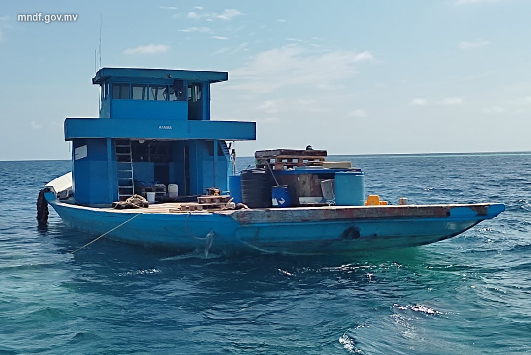 3 ދިވެހީންނާއެކު ދަތުރުކުރަމުންދިޔަ ދޯންޏެއް ފަރަށް އަރައިގެން އެމްއެންޑީއެފުން އެހީތެރިވަނީ