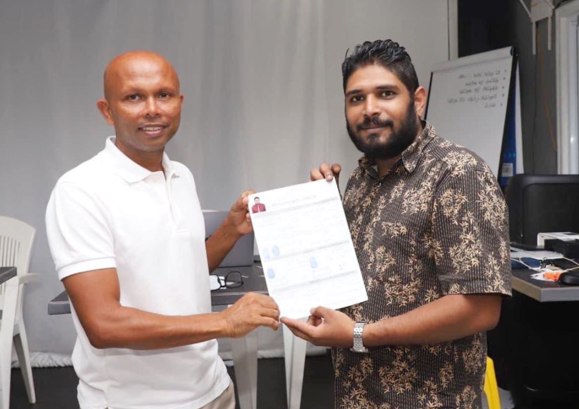 ޑިމޮކްރެޓްސް ޕާޓީއަށް ސޮއިކުރާ މީހުން ސިޔާސީ މަޤާމުތަކުން ވަކިކުރަނީ