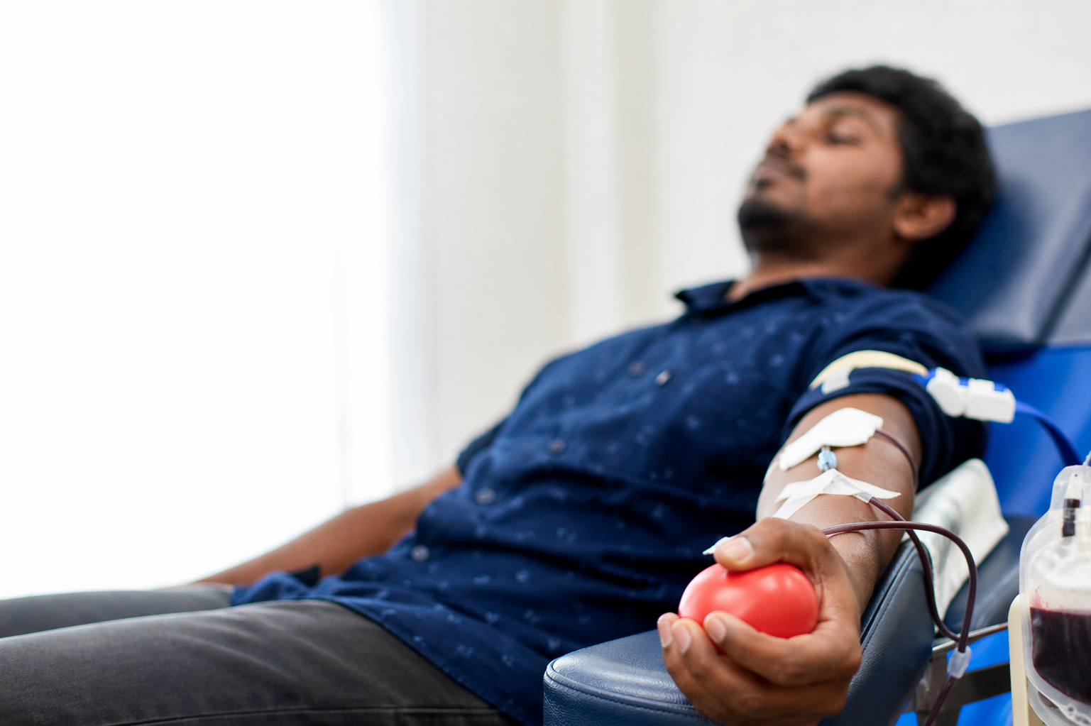 ފުރިޖު ހަލާކުވެގެން ބަދަލުކުރި ލޭ ޕެކެޓުތަކެއް އަލުން ޓެސްޓުނުކޮށް ތެލަސީމިއާ ކުއްޖެއްގެ ގަޔަށް އަޅައިފި