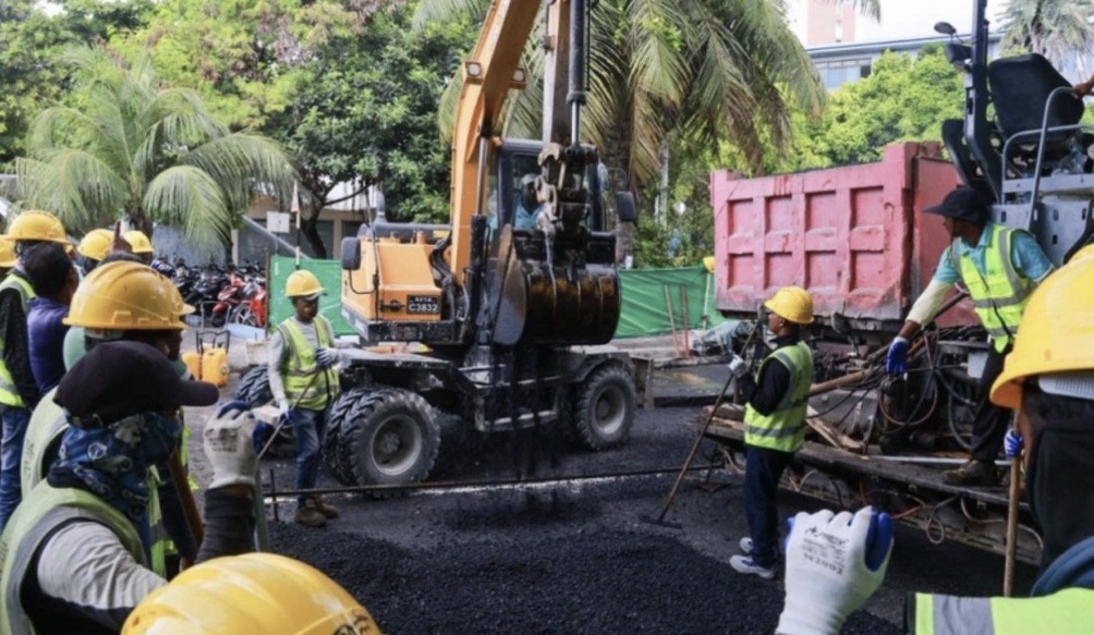 އަމީނީ މަގު މަރާމާތުކުރުމުގެ މަސައްކަތް: ސެގްމެންޓް 1 ގައި ތާރުއަޅަން ފަށައިފި