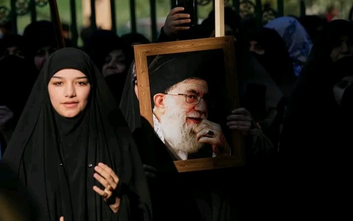 އީރާނުގެ ނުގުޑާ ސިޔާސަތު: އާޔަތުﷲ ޚާމަނޭއީގެ ޒައާމަތުގައި ހުޅަނގަށް ދެއްވި ރައްދު