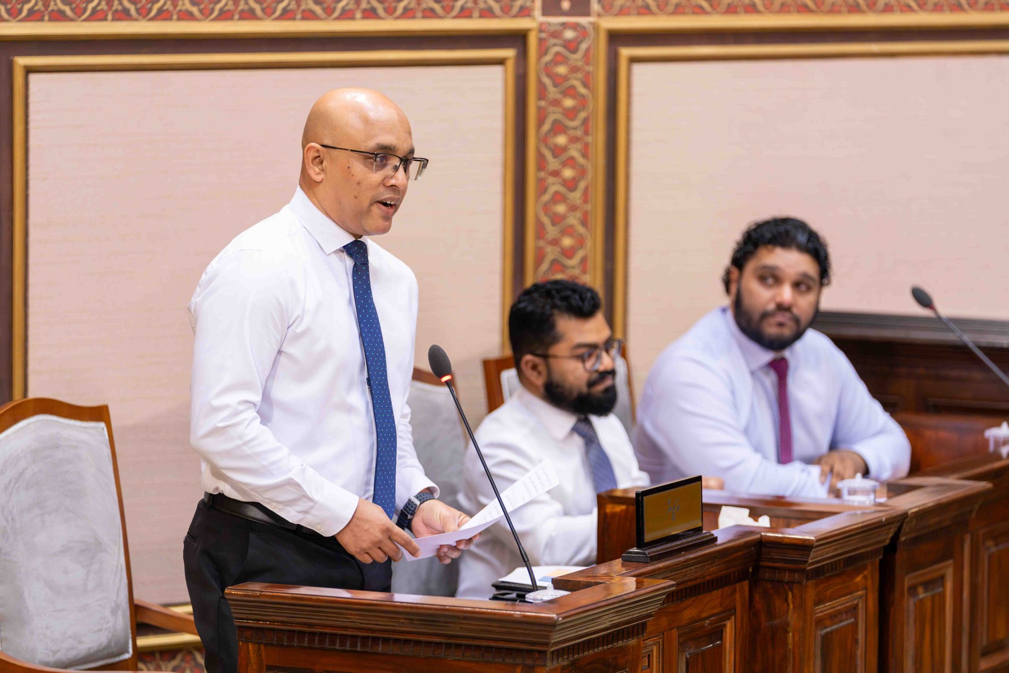 މަޖިލީހުގެ ޖަލްސާއެއްގައި ފިނޭންސް މިނިސްޓަރު ހަސަން ޒަރީރު، ފޮޓޯ: މަޖިލިސް