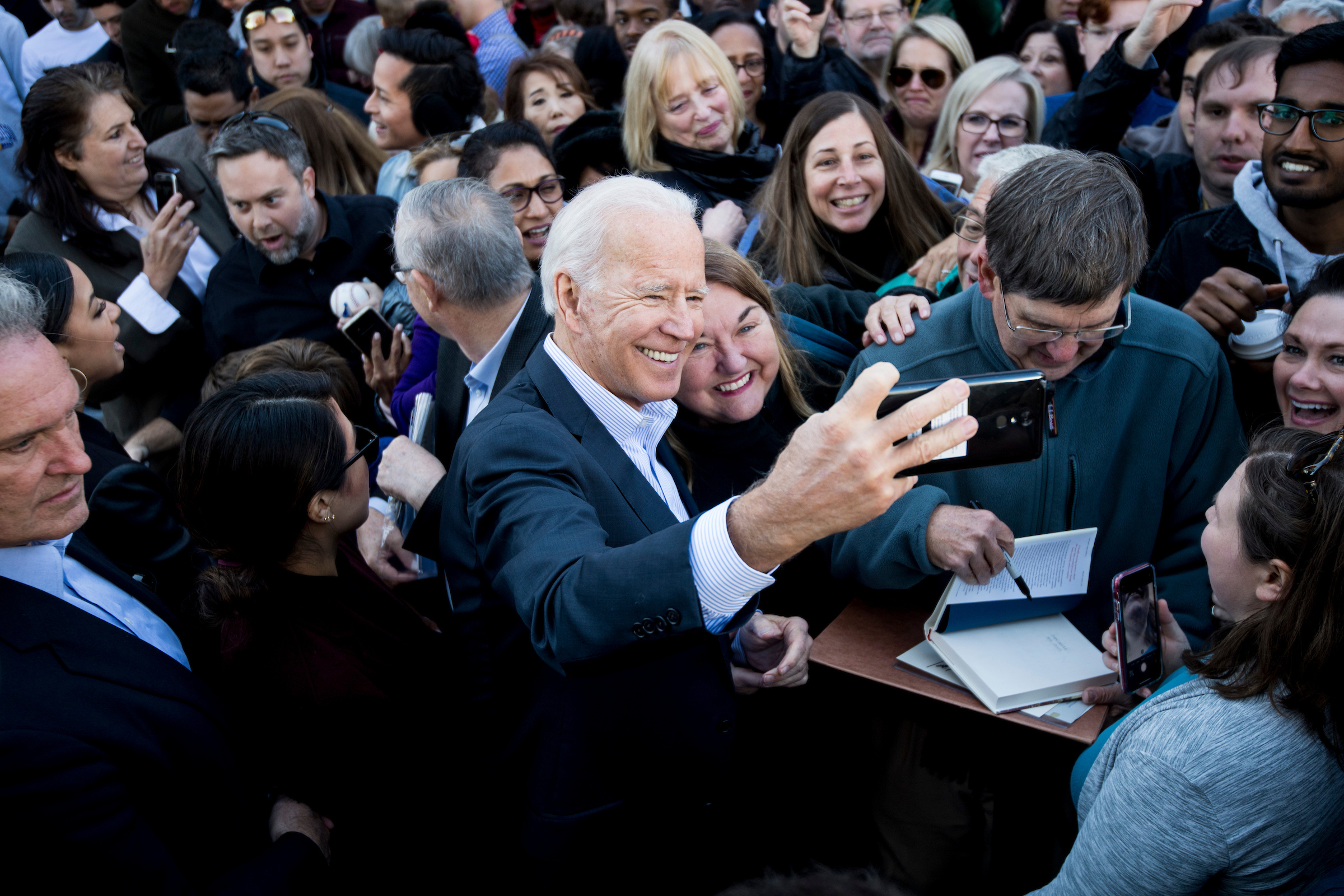 އެމެރިކާގައިވެސް މިފަހަރު އިންތިޚާބު ކާމިޔާބުކުރީ ސެލްފީން؛ ވޯޓުލާފައި ނަތީޖާ ގަބޫލުނުކޮށް ދިޔައީ ކޯޓަށް!