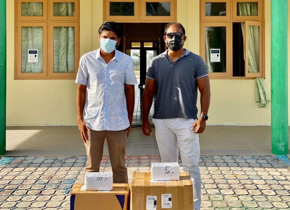 ކޮވިޑް-19: މާވަށު ރިސޯޓް ބޯއީސްގެ ފަރާތުން މާވަށު ސިއްހީ މަރުކަޒަށް ޓެސްޓް ކިޓްތަކެއް ހަދިޔާކޮށްފި